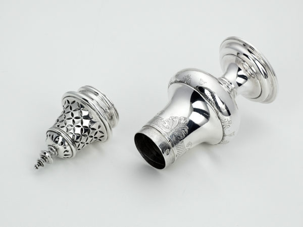 Zilveren strooibus uit 1745-13300