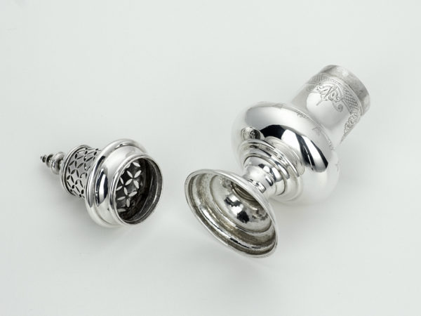 Zilveren strooibus uit 1745-13303