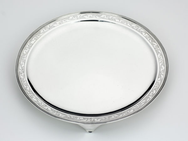 Zilveren cabaret met gegraveerde rand op pootjes uit 1797 (Den Haag)-13359