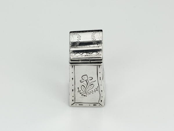 Zilveren loddereindoosje in de vorm van een kabinet 1810-1813 (Franse tijd)-13408