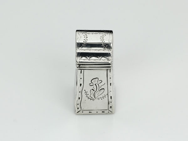 Zilveren loddereindoosje in de vorm van een kabinet 1810-1813 (Franse tijd)-13405