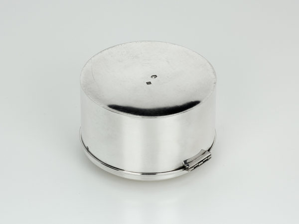 Zilveren bolletjes/snoeptrommel uit 1919-13440