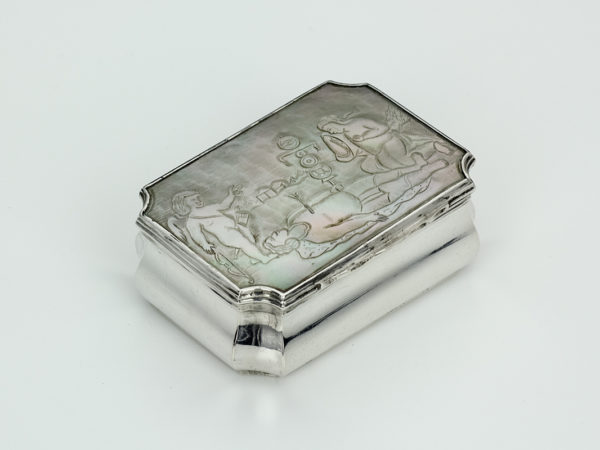 Zilveren snuifdoos met parelmoer deksel uit 1775-13638