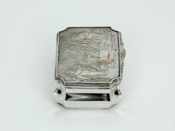 Zilveren snuifdoos met parelmoer deksel uit 1775-13641