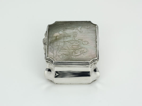 Zilveren snuifdoos met parelmoer deksel uit 1775-13644