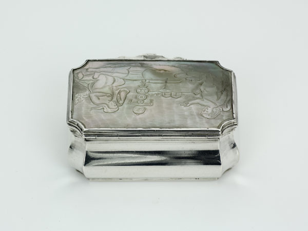 Zilveren snuifdoos met parelmoer deksel uit 1775-13643