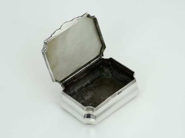 Zilveren snuifdoos met parelmoer deksel uit 1775-13639