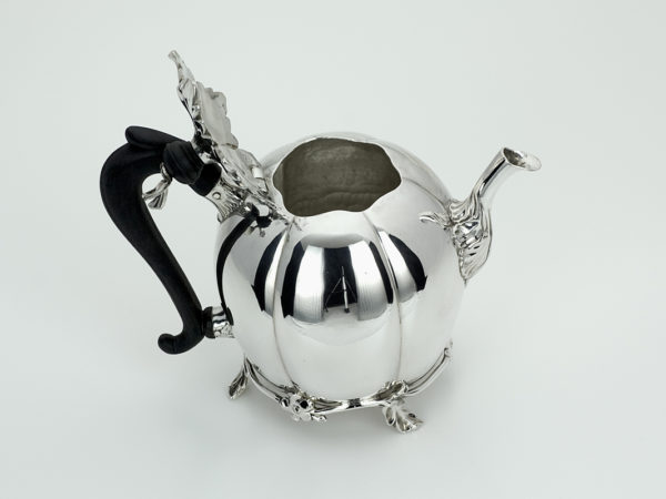 Zilveren theepot uit 1769 (Den Haag)-13835