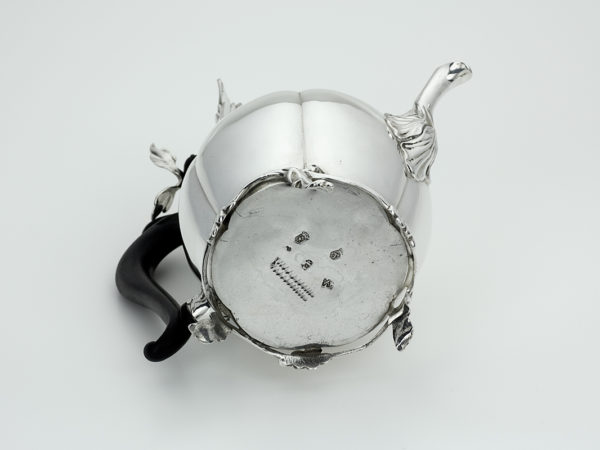 Zilveren theepot uit 1769 (Den Haag)-13834