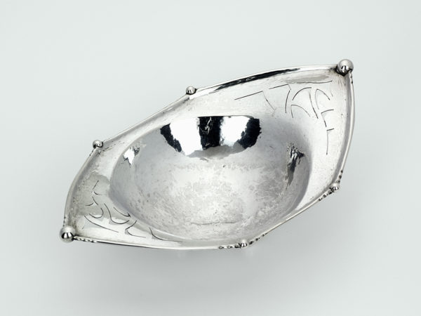 Zilveren gehamerde bonbonschaal op bolpootjes-13810