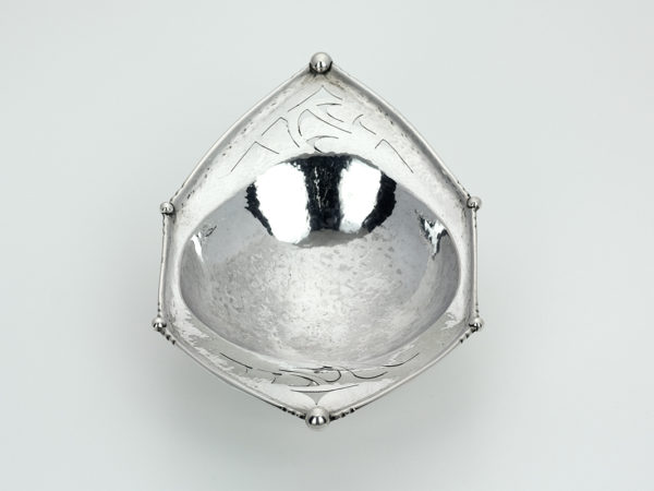 Zilveren gehamerde bonbonschaal op bolpootjes-13812