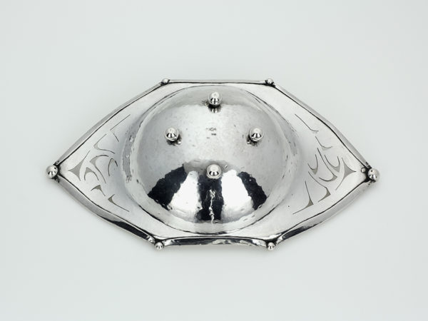 Zilveren gehamerde bonbonschaal op bolpootjes-13813