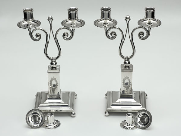 Stel zilveren tweelichtskandelaars met uitneembare bobeches uit 1905-13962
