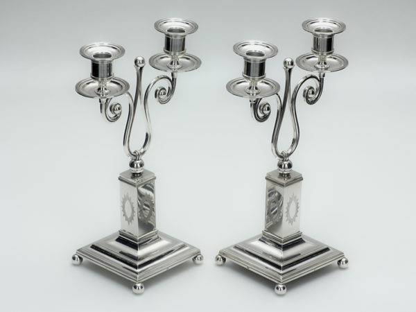 Stel zilveren tweelichtskandelaars met uitneembare bobeches uit 1905-13964