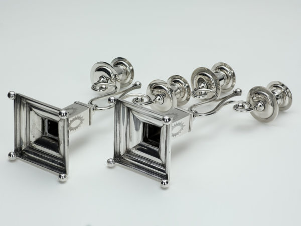 Stel zilveren tweelichtskandelaars met uitneembare bobeches uit 1905-13963