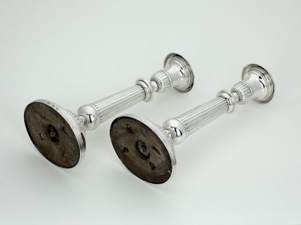 Stel zilveren kandelaars met uitneembare bobeches uit 1830 (Breda)-13942