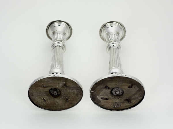 Stel zilveren kandelaars met uitneembare bobeches uit 1830 (Breda)-13941