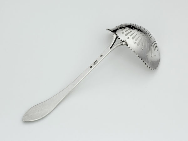 Zilveren strooilepel met gravering 1807-1811 (Leeuwarden)-14250