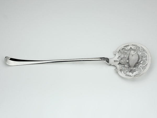 Zilveren visdienschep uit 1755-14346
