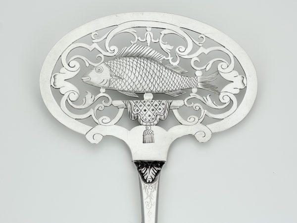 Zilveren visdienschep uit 1755-14345