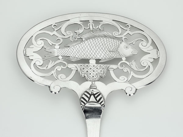 Zilveren visdienschep uit 1755-14344