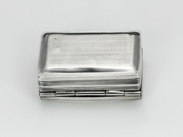 Zilveren vinaigrettedoosje met gravering uit 1896-14555