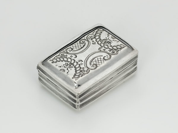 Zilveren vinaigrettedoosje met gravering uit 1896-14557