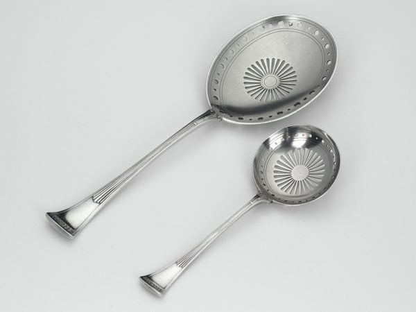 Zilveren natfruitlepel + strooilepel model Empire (dubbelzijdig) uit 1917-14703