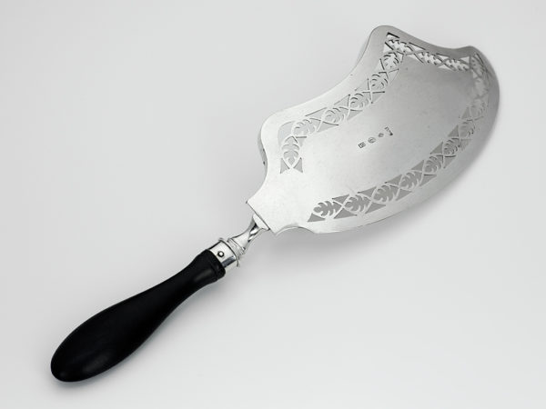Zilveren visdienschep met ebbenhouten steel uit 1810-14772