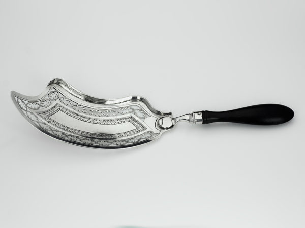 Zilveren visdienschep met ebbenhouten steel uit 1810-14775