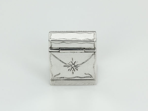 Zilveren loddereindoosje in de vorm van een secretaire uit 1798-15059