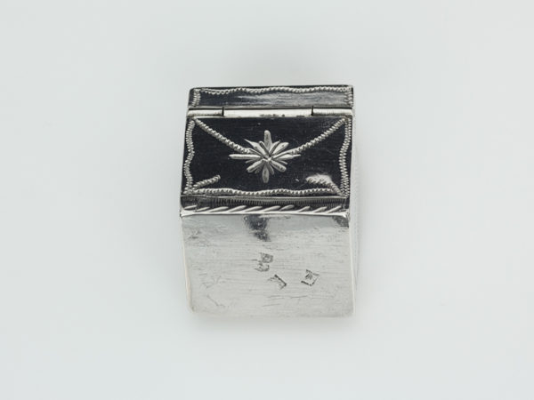 Zilveren loddereindoosje in de vorm van een secretaire uit 1798-15057