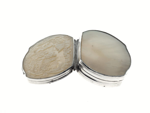 Zilveren snuifdoos met deksel en bodem van parelmoer uit 1835 (Leiden)-15239