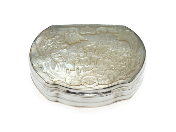 Zilveren snuifdoos met deksel en bodem van parelmoer uit 1835 (Leiden)-15240