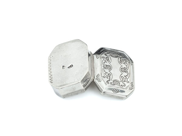 Zilveren (snuifdoosje) met gravering uit 1748 (Middelburg)-15358