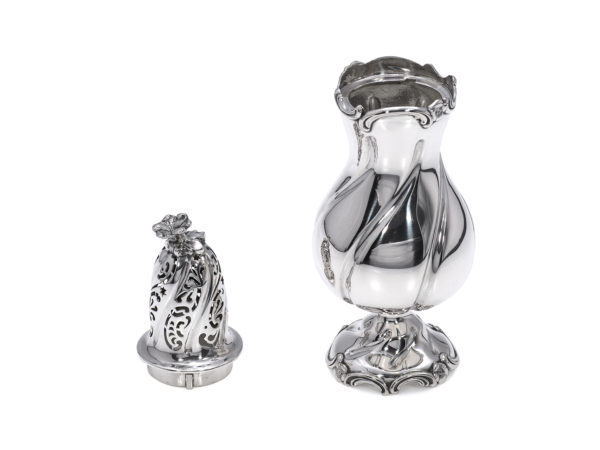 Zilveren strooibus uit 1912-15405