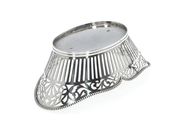 Zilveren bonbonmandje met parelrand uit 1934-15433