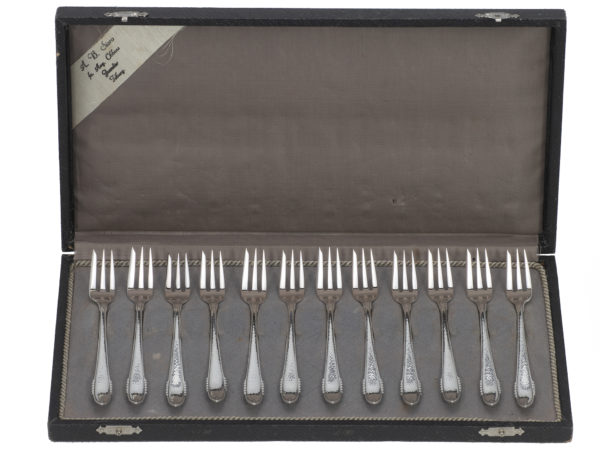 12 zilveren gehamerde gebaksvorken 1925-1953 in etui