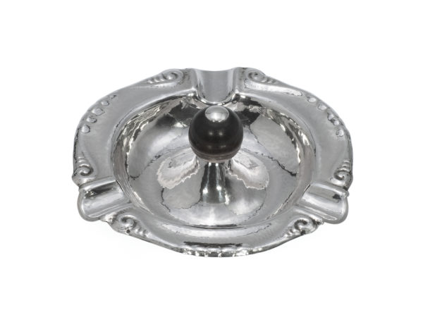 Zilveren asbak met houten knop uit 1951