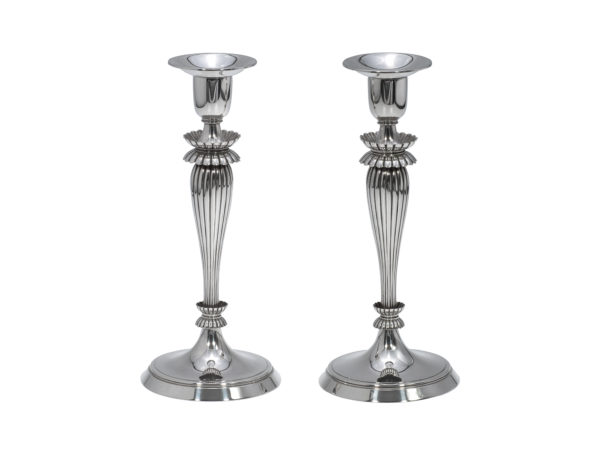 Stel zilveren kandelaars uit 1961 (Ontwerp Toos den Hartoogh)
