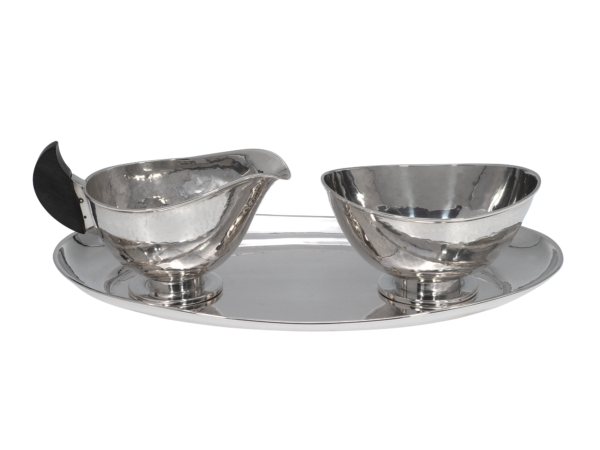 Zilveren gehamerd roomstel op blad uit 1933