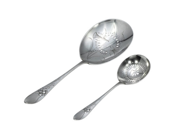 Zilveren natfruitschep + strooilepel met narcis uit 1903