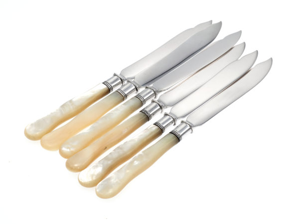 6 zilveren messen met parelmoer heften uit 1901