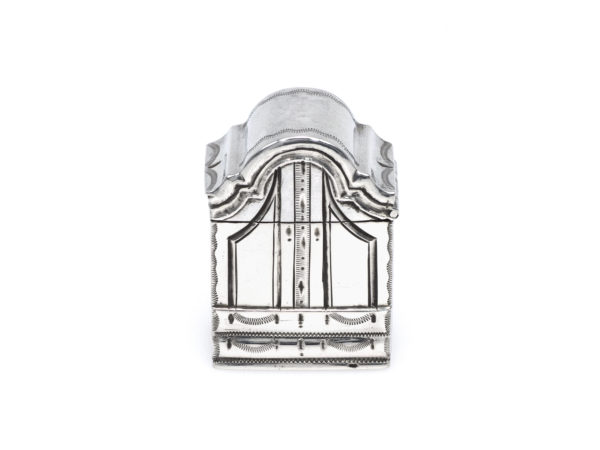 Zilveren loddereindoosje in de vorm van een kabinet uit 1795