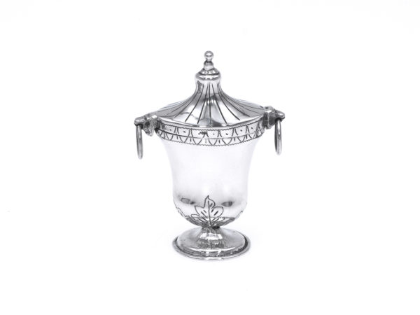 Zilveren doosje in de vorm van een kastanjevaas 1814-1905