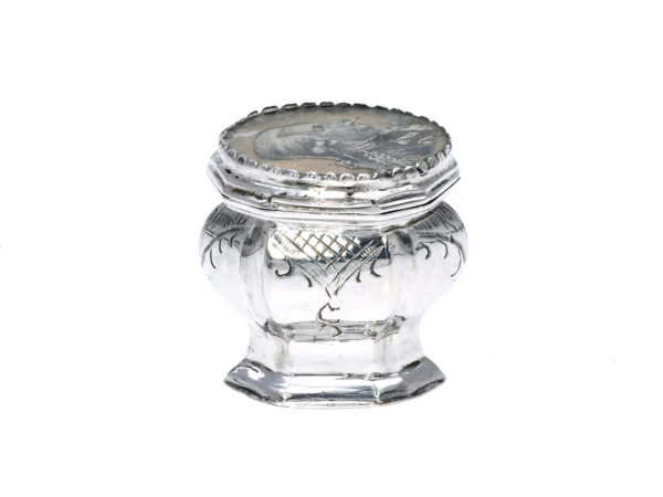 Zilveren loddereindoosje met de afbeelding van Willem V uit 1788