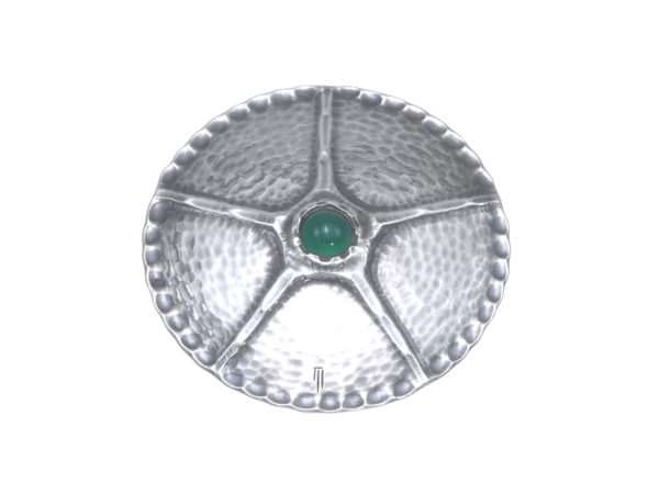 Zilveren broche met groene steen 1921-1930