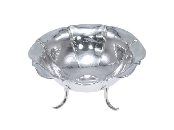 Zilveren gehamerd schaaltje op pootjes uit 1932