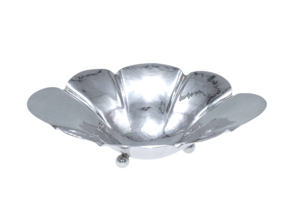 Zilveren gehamerd schaaltje op bolpootjes uit 1932