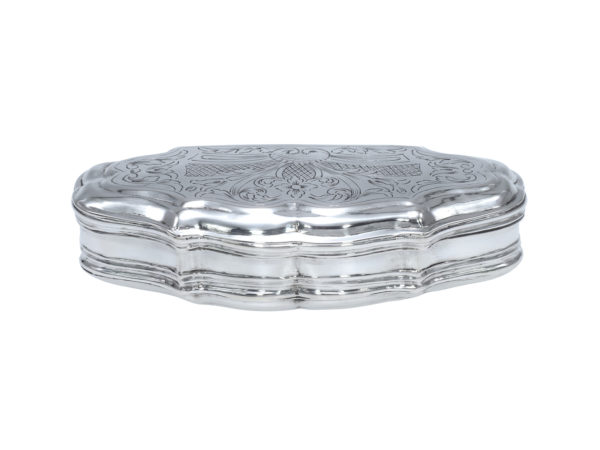 Zilveren tabaksdoos met gravering uit 1764